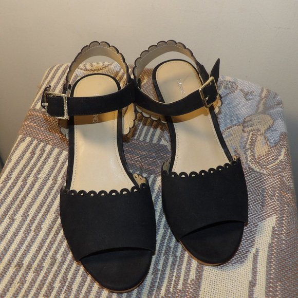 NWOT Land's End Scalloped Black Sandals Sz 6B - Picture 1 of 8